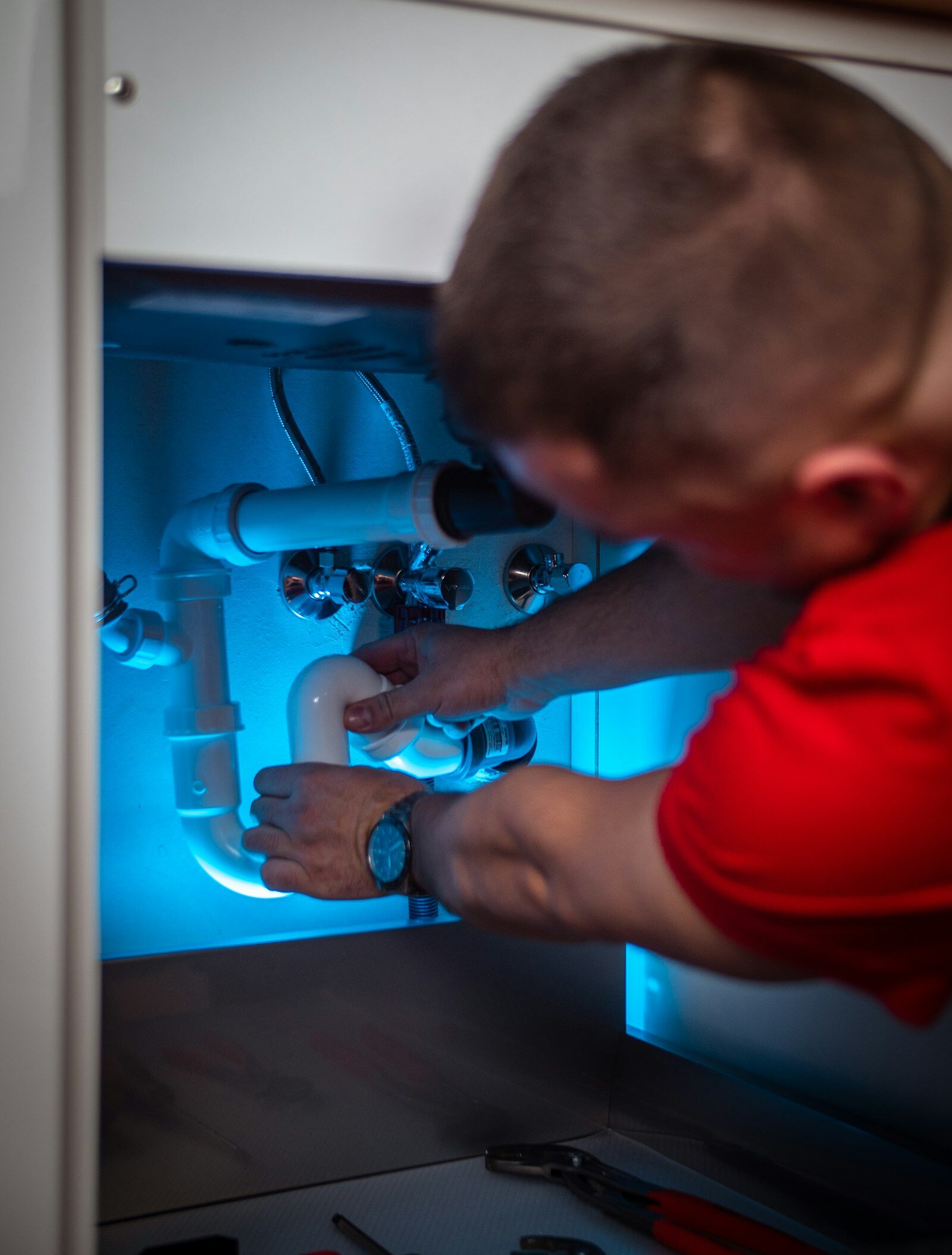 24/7 emergency plumber — Burst pipes, leaks through the ceiling, no heating in January. One number, any hour — and the price is agreed before we travel.